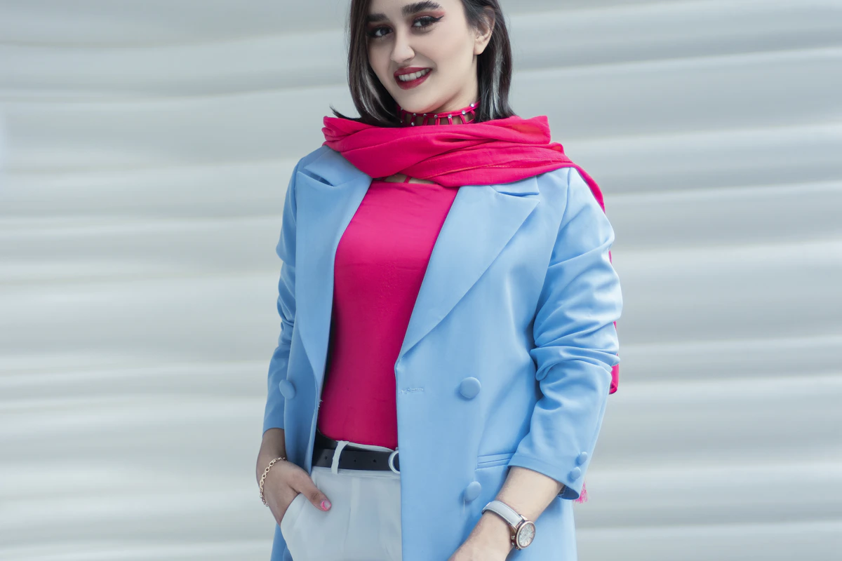 استایل شهری زنانه با شلوار سفید و لایه‌های پاییزی