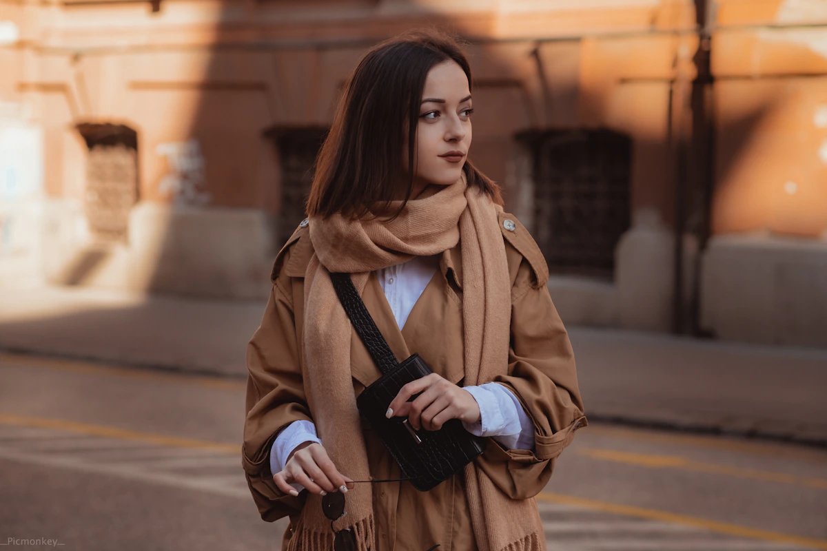 استایل پاییزی زنانه با کت قهوه‌ای و لایه‌های خنثی